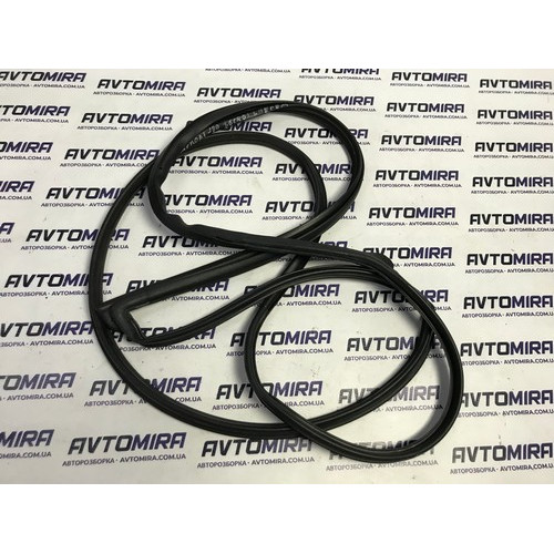 Уплотнитель передней левой двери Hyundai i30 2007-2012 821302R000